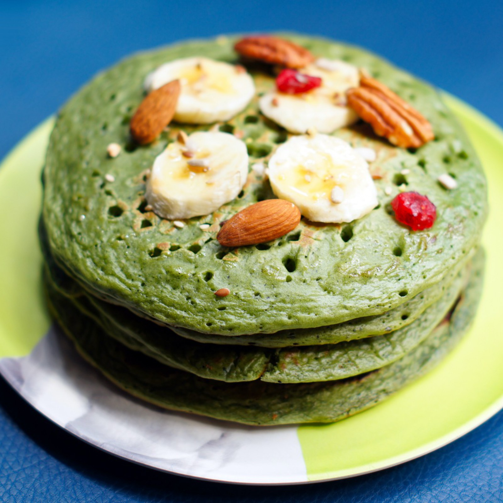 Pancake à la spiruline (en poudre), banane et fruits secs