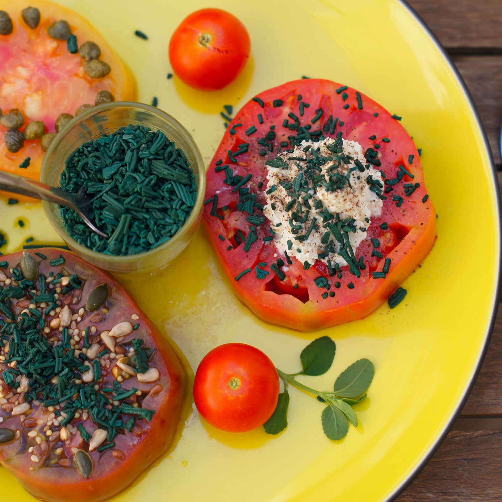 Salade de tomates et spiruline, ricotta, capers et graines de tournesol