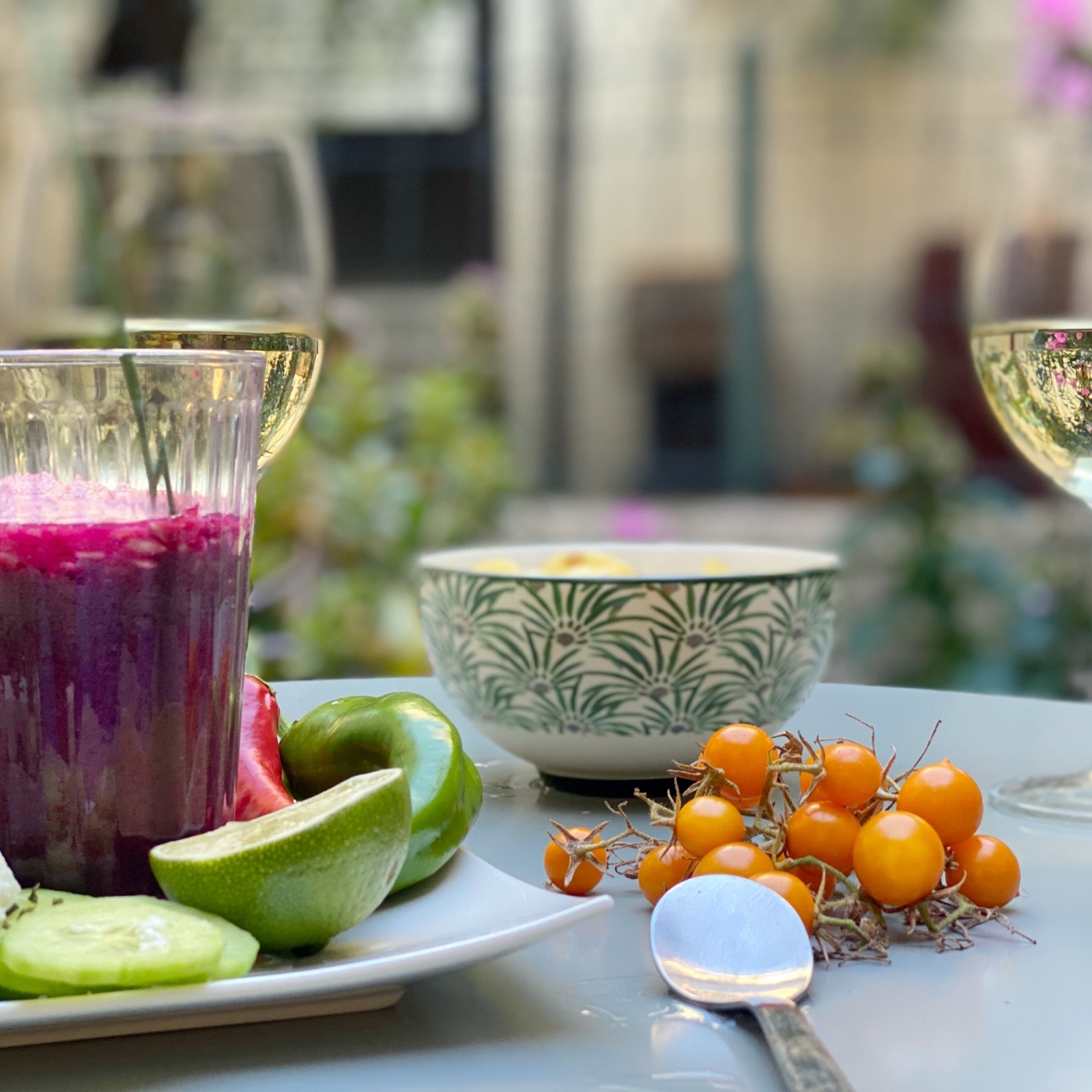 Velouté glacé de betterave, framboise et spiruline