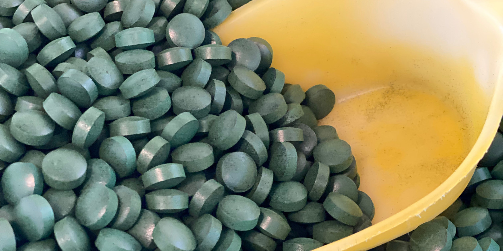 les comprimés sont stockés dans des seaux de 25 kg