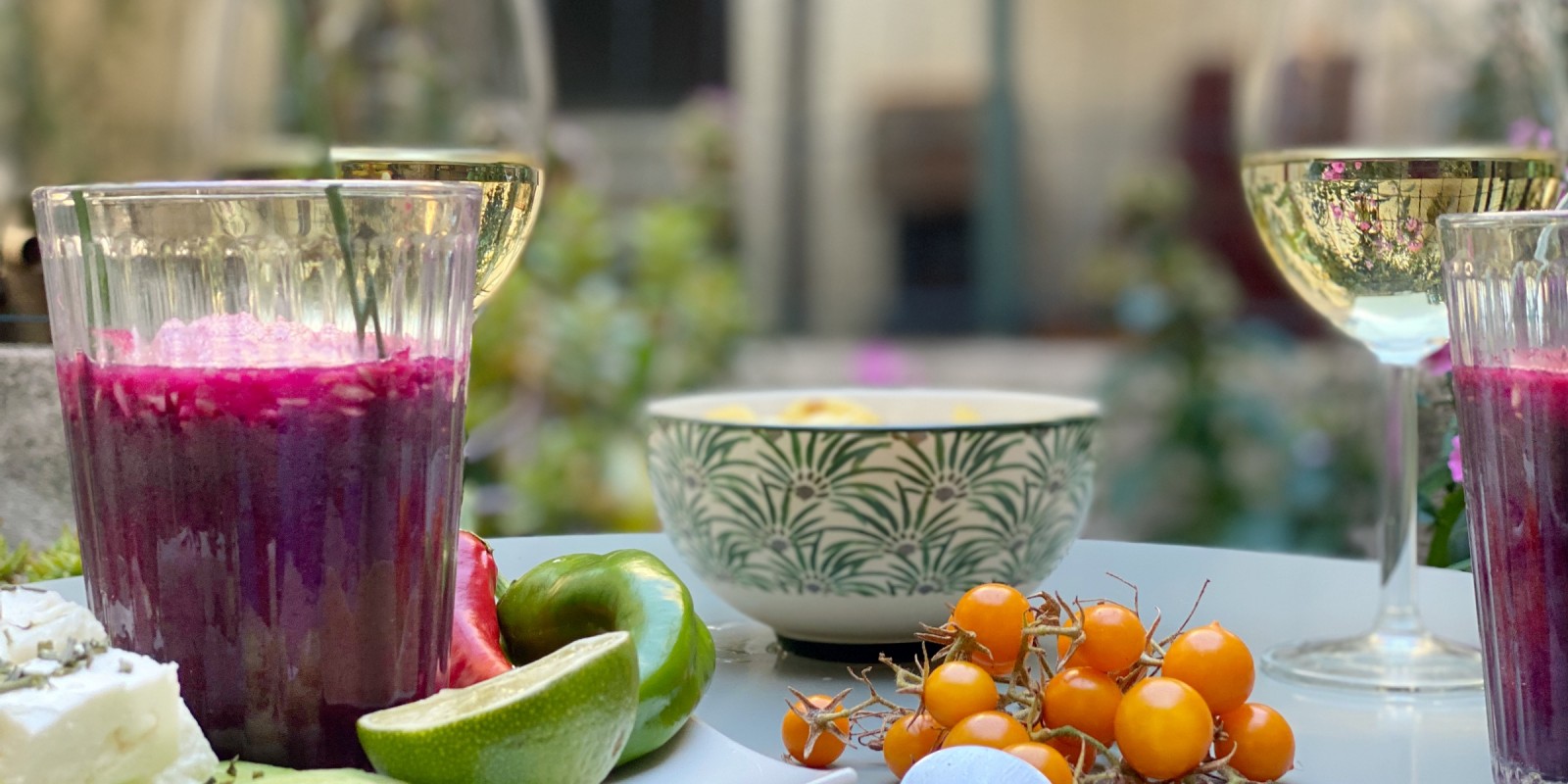 Velouté glacé de betterave, framboise et spiruline