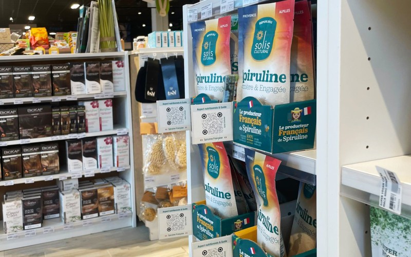 Les présentoirs en carton peuvent accueillir un QR code personnalisable