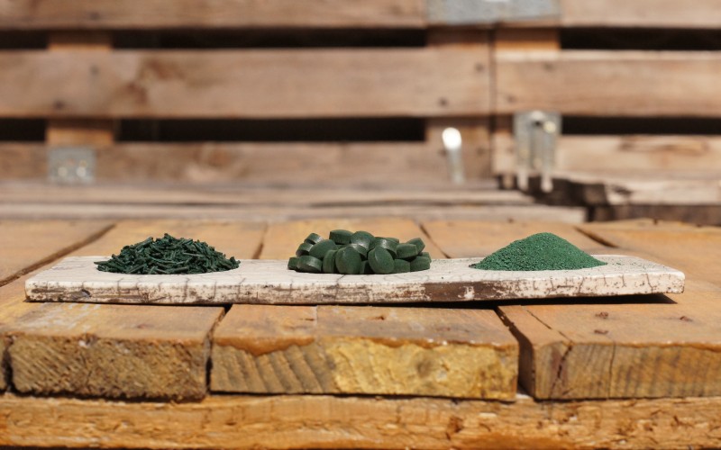 les 3 formes de spiruline Solis Culturae sur une poterie