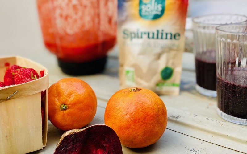 Smoothie betterave, oranges sanguines, fraises et spiruline