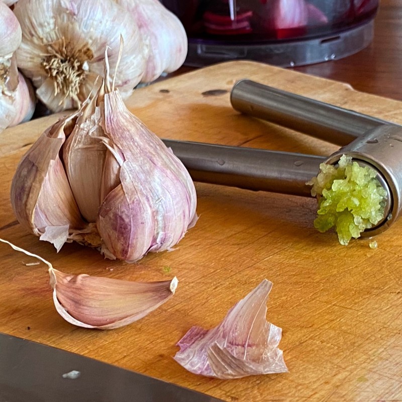 Ail violet pour velouté glacé à la spiruline