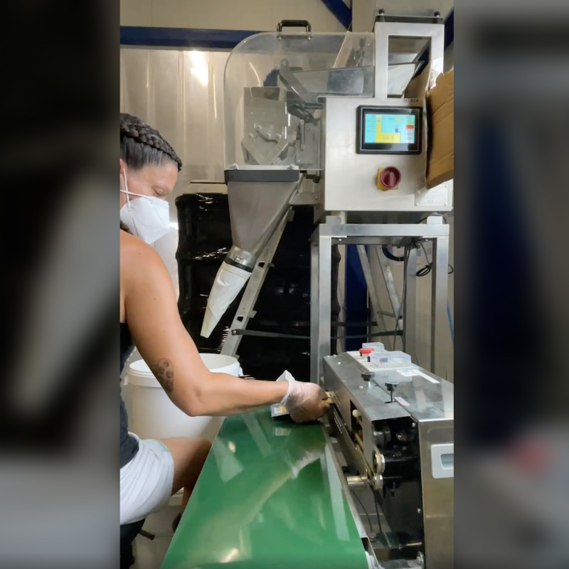 Extrait vidéo Linkedin Audrey conditionne notre spiruline en sachet