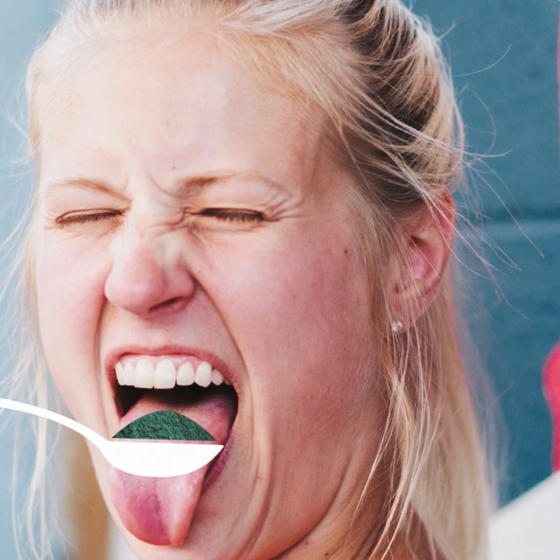 La spiruline en paillette fait la langue verte — changement de forme de notre logo