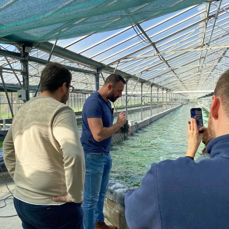 Le métier de spirulinier requiert beaucoup de pédagogie, que ce soit pour expliquer aux clients finaux, aux professionnels ou pour former les cultivateurs.