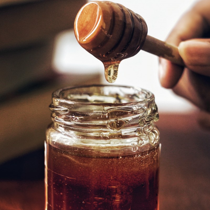 Miel (crédit photo : Arwin Neil Baichoo @Unsplash)