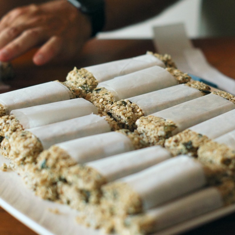 Réutiliser le papier sulfurisé de cuisson pour emballer vos barres de céréales