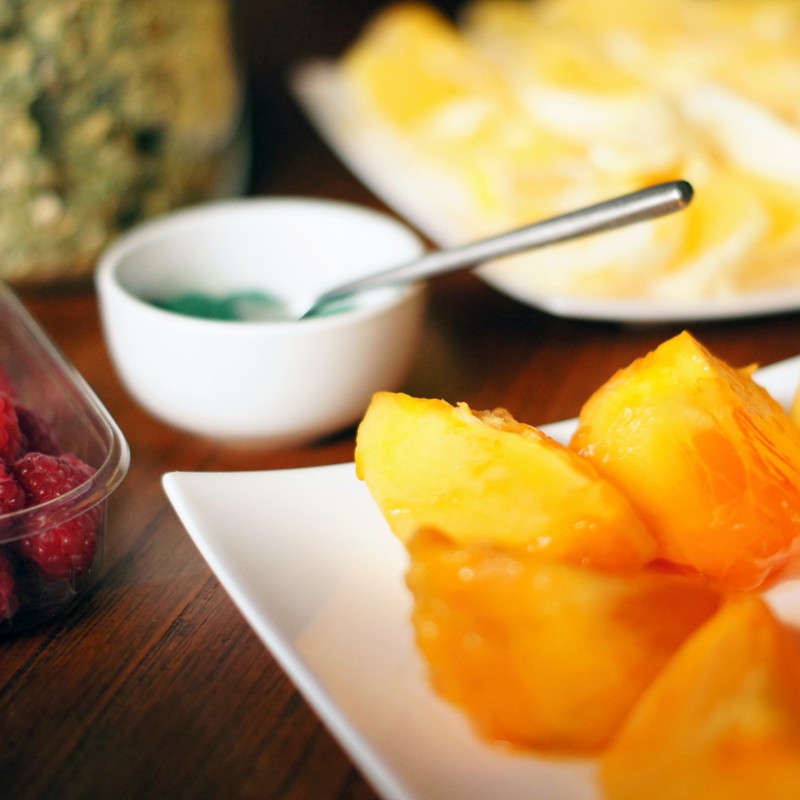 Smoothie à la spiruline : oranges, framboises, kakis, spiruline