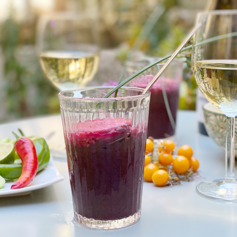 Velouté glacé de betterave à la spiruline, en terrasse entre amoureux