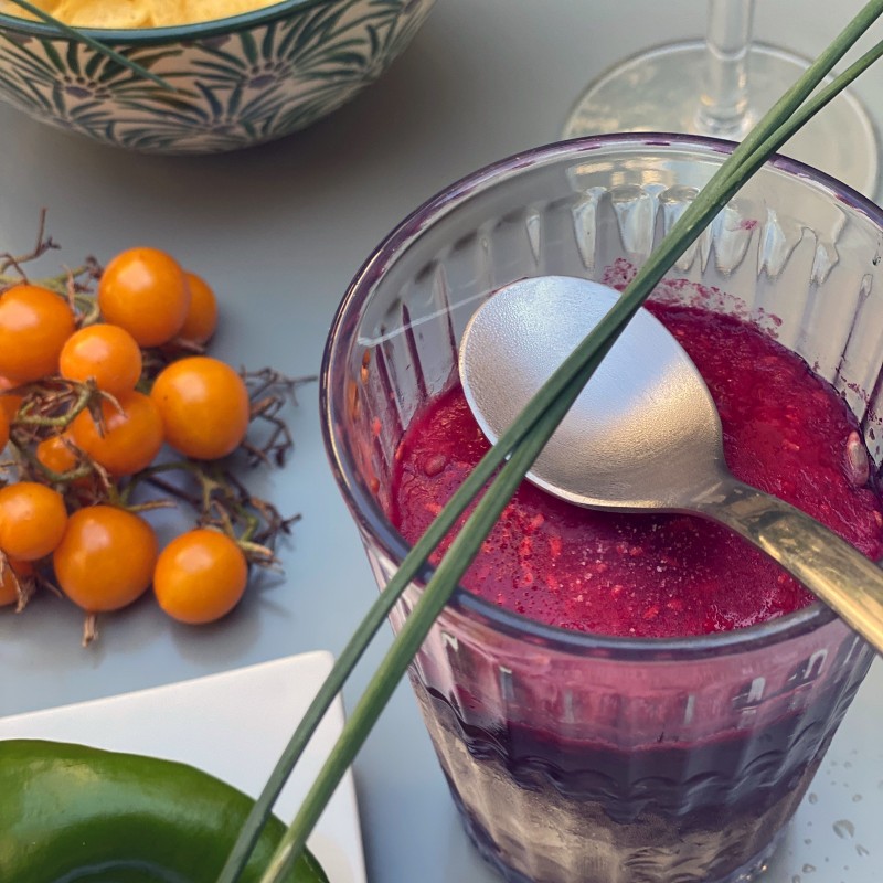 Velouté glacé de betterave à la spiruline, touche de framboise, brins de ciboulette